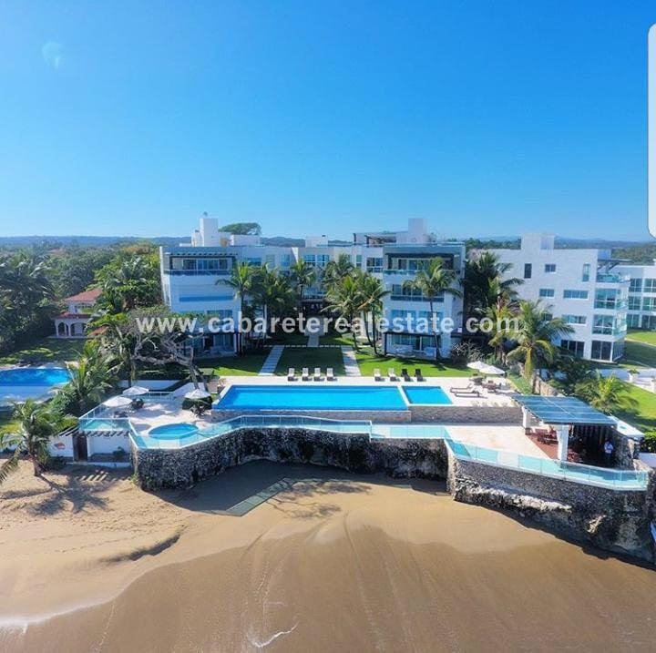 Apartamento de lujo en complejo de condominios seguro directamente en la playa de Sosua