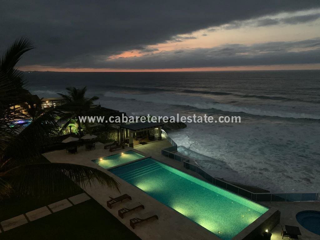 Lujoso condominio frente al mar con increíble piscina directamente frente al océano en Sosua