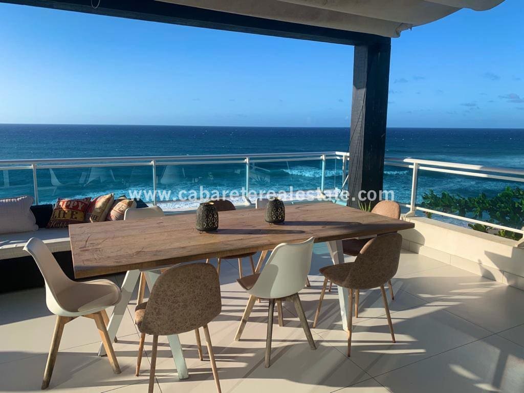 mesa de comedor en la azotea con increible vista al mar en sosua