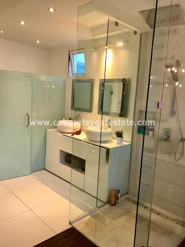 baño de alta gama en este apartamento de lujo frente al mar en sosua