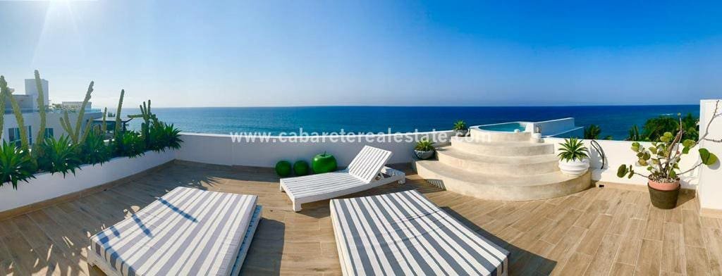 amplia zona chill en la azotea con jacuzzi y una vista increible sobre la playa y el oceano en sosua 1.jpg 1 1