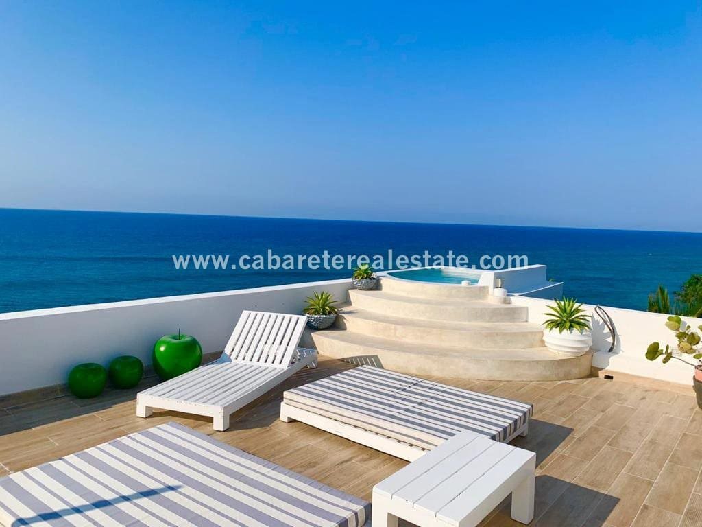 amplia zona chill en la azotea con jacuzzi y una vista increible sobre la playa y el oceano en sosua