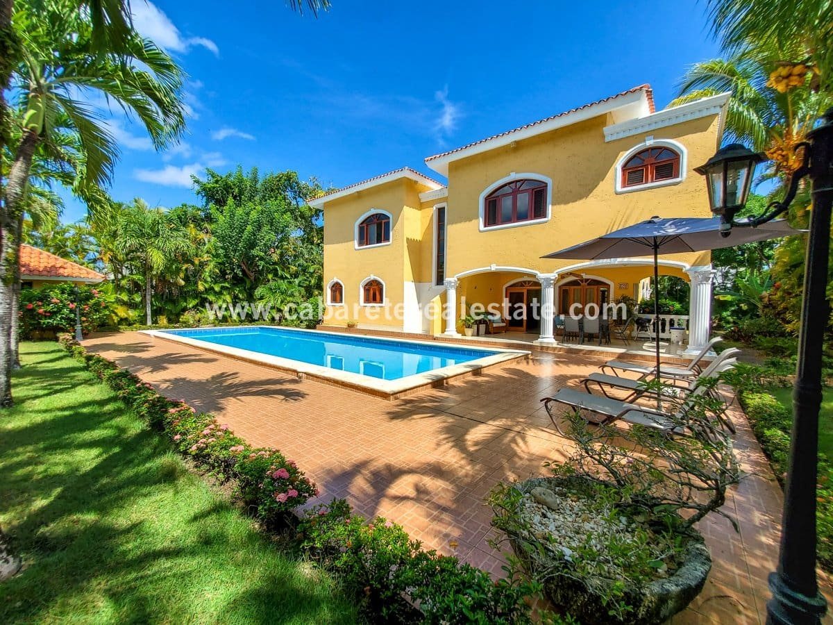 4 bedroom beachside Villa in Cabarete pool backyard 1
