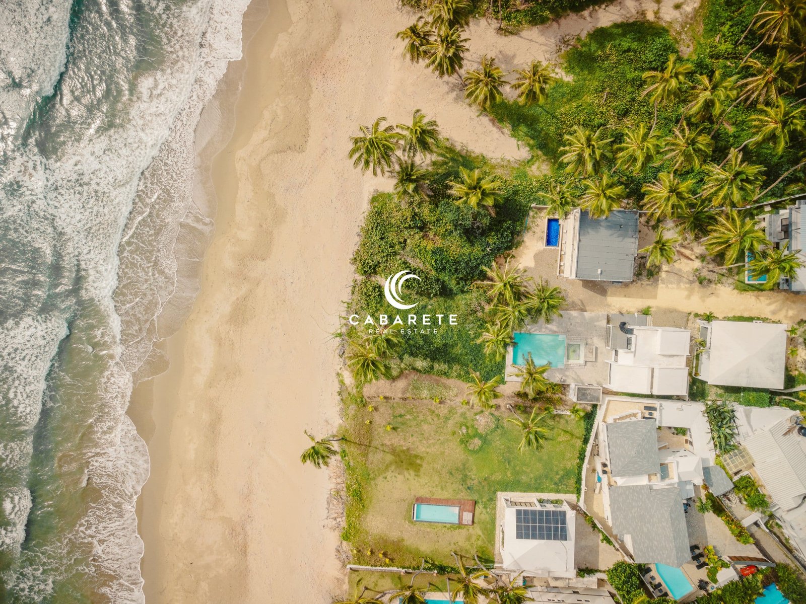 4 Chambres Villa Areal View Vue aérienne d'une maison de 4 chambres à coucher en bord de mer à vendre à Cabarete, Puerto Plata, mettant en évidence la plage, l'océan et l'agencement de la propriété.