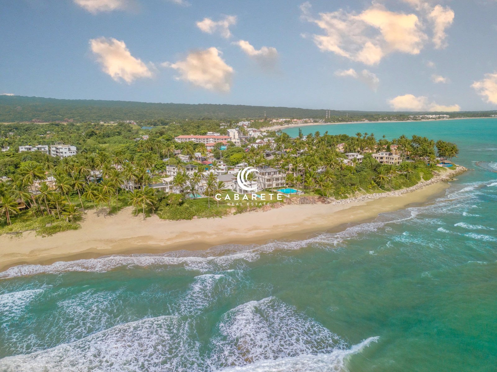 Villa 4 chambres avec vue sur la plage Vue aérienne depuis l'océan d'une maison de 4 chambres à coucher en bord de mer à vendre à Cabarete, Puerto Plata, mettant en valeur la plage et le cadre de la maison.