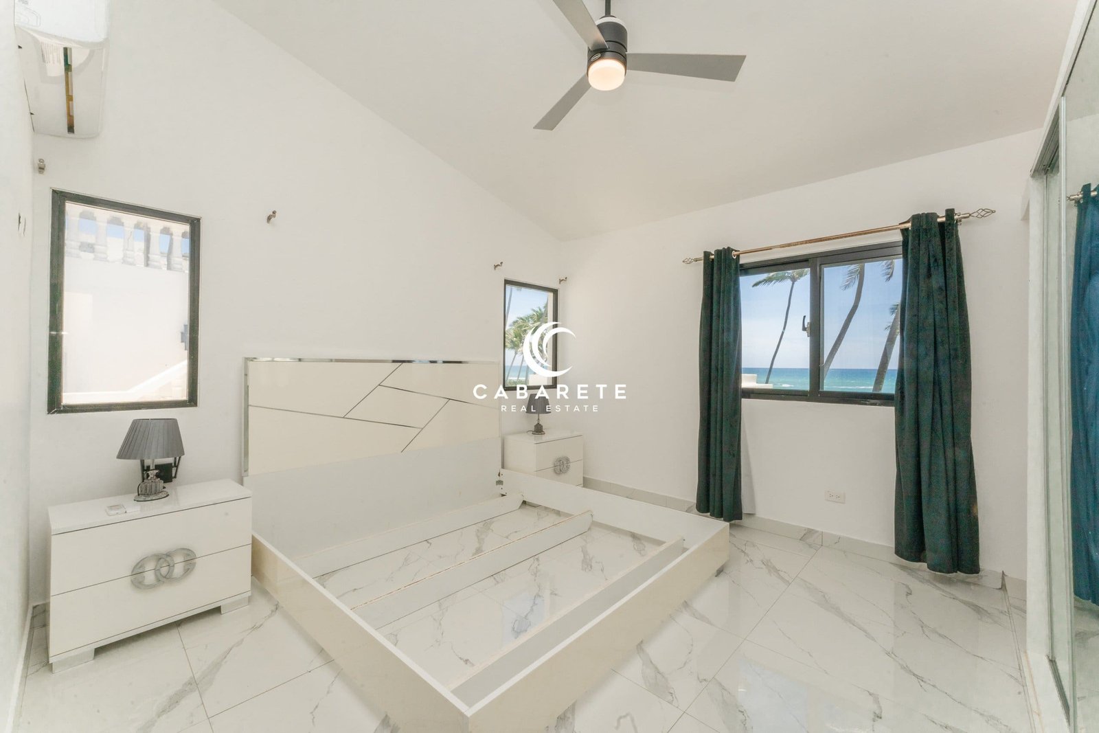 4 Bedroom Villa For Sale Cabarete East Bedroom4 Chambre élégante dans une maison de 4 chambres en bord de mer à vendre à Cabarete, Puerto Plata, offrant des vues sur l'océan et un design moderne.