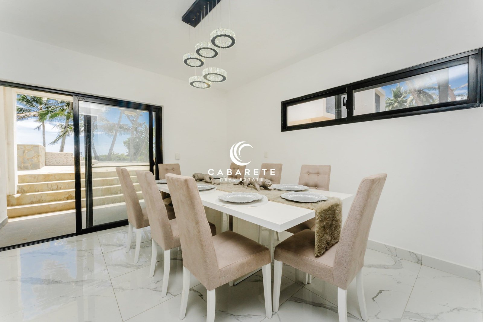 4 Bedroom Villa For Sale Cabarete East Kitchen1 Salon moderne à Cabarete, Puerto Plata, avec des fenêtres allant du sol au plafond et une élégante décoration côtière.