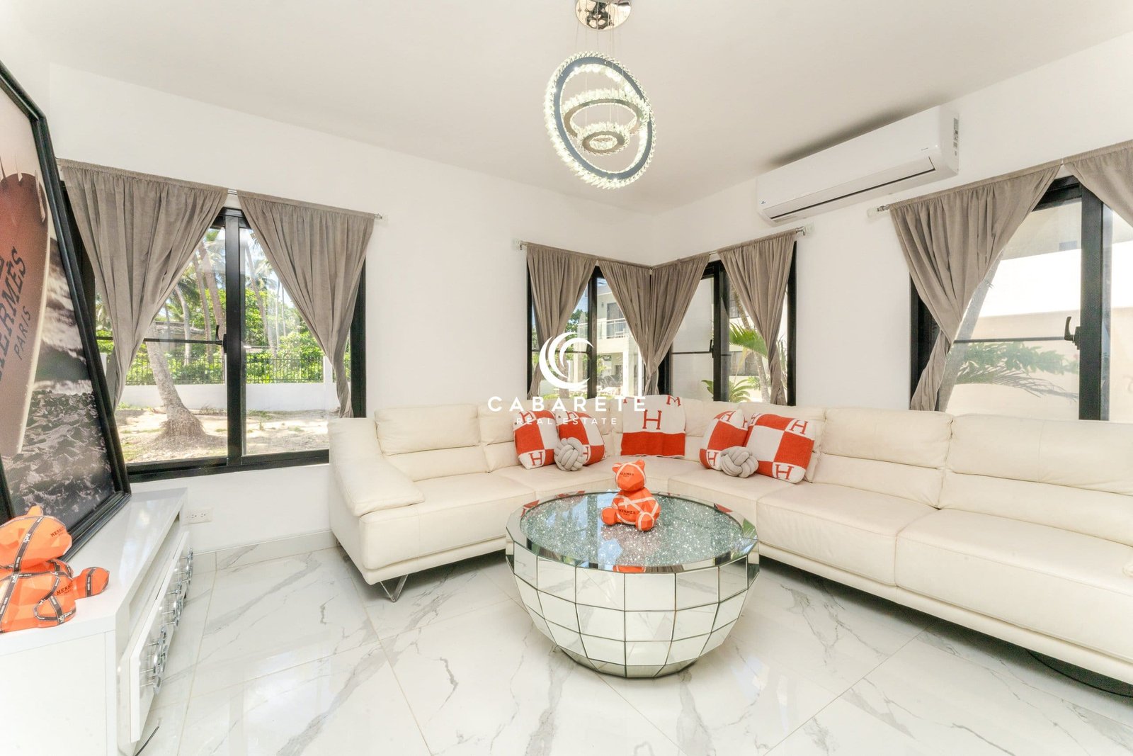 4 Bedroom Villa For Sale Cabarete East Living Room (2) Salon contemporain à vendre à Cabarete, Puerto Plata, avec des fenêtres allant du sol au plafond et une vue imprenable sur l'océan.