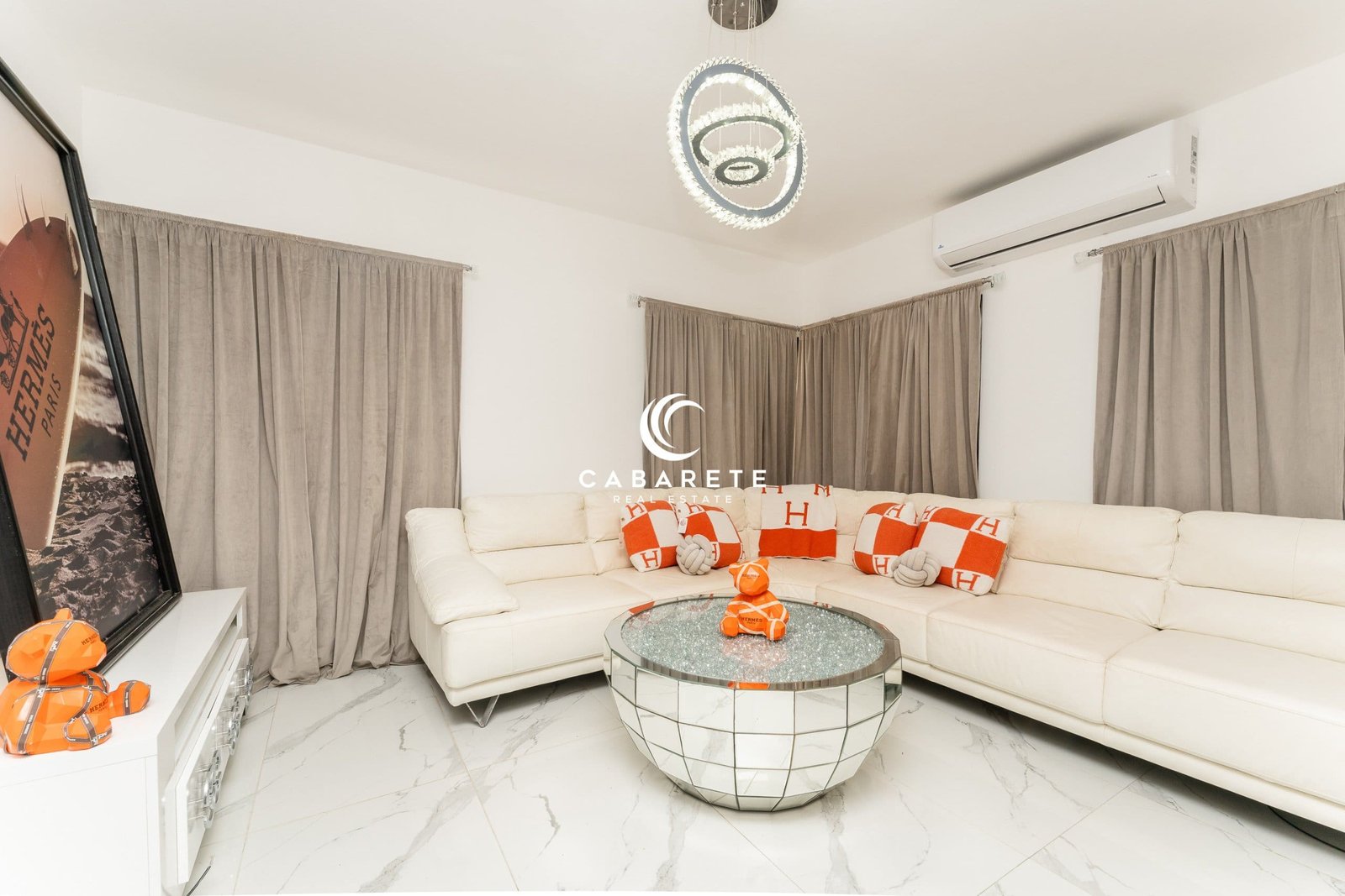4 Bedroom Villa For Sale Cabarete East Living Room Salon moderne à vendre à Cabarete, Puerto Plata, avec de grandes baies vitrées et une vue imprenable sur l'océan.