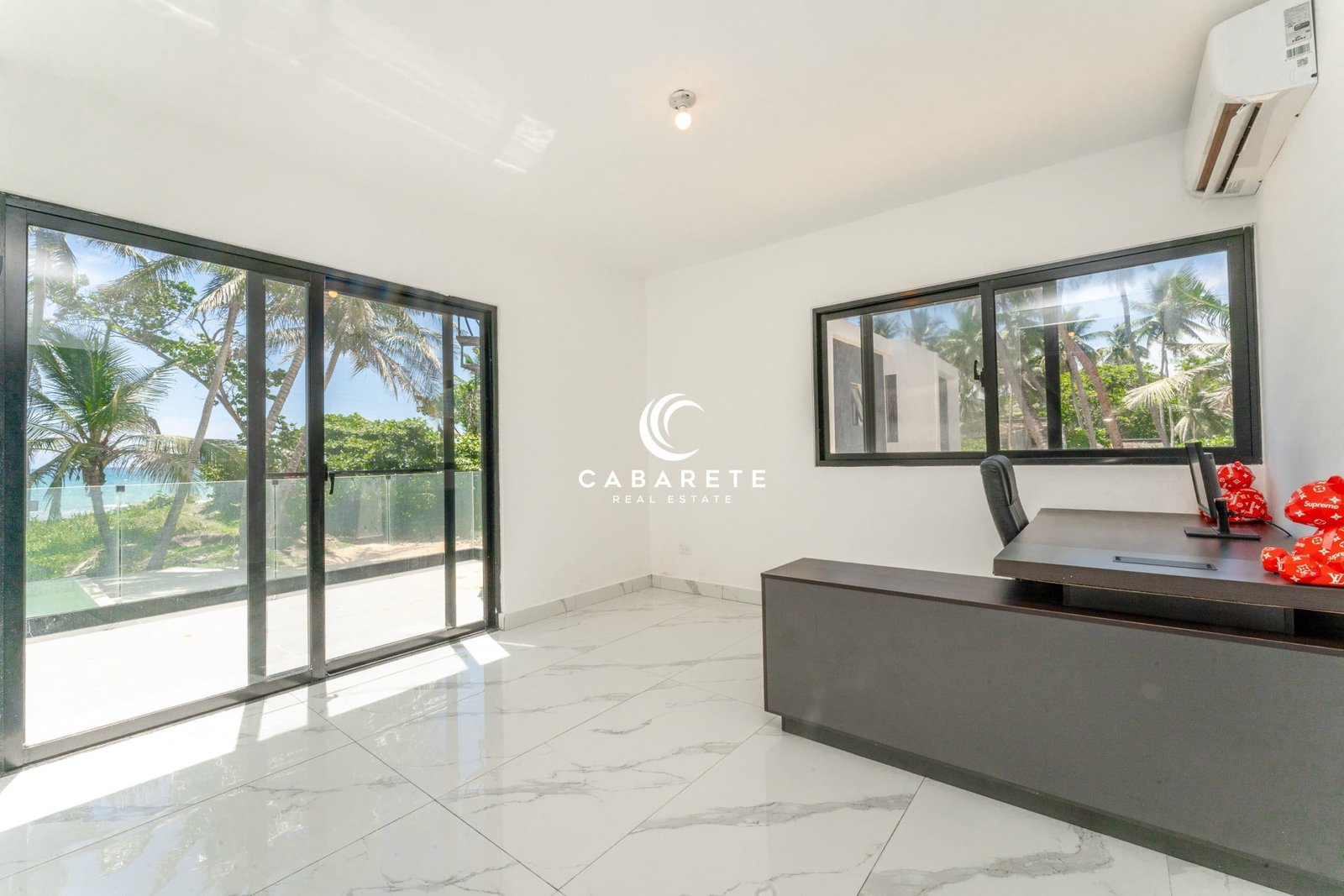 4 Bedroom Villa For Sale Cabarete East LivingRoom Belle chambre dans une maison de 4 chambres en bord de mer à vendre à Cabarete, Puerto Plata, avec vue sur l'océan et design moderne.