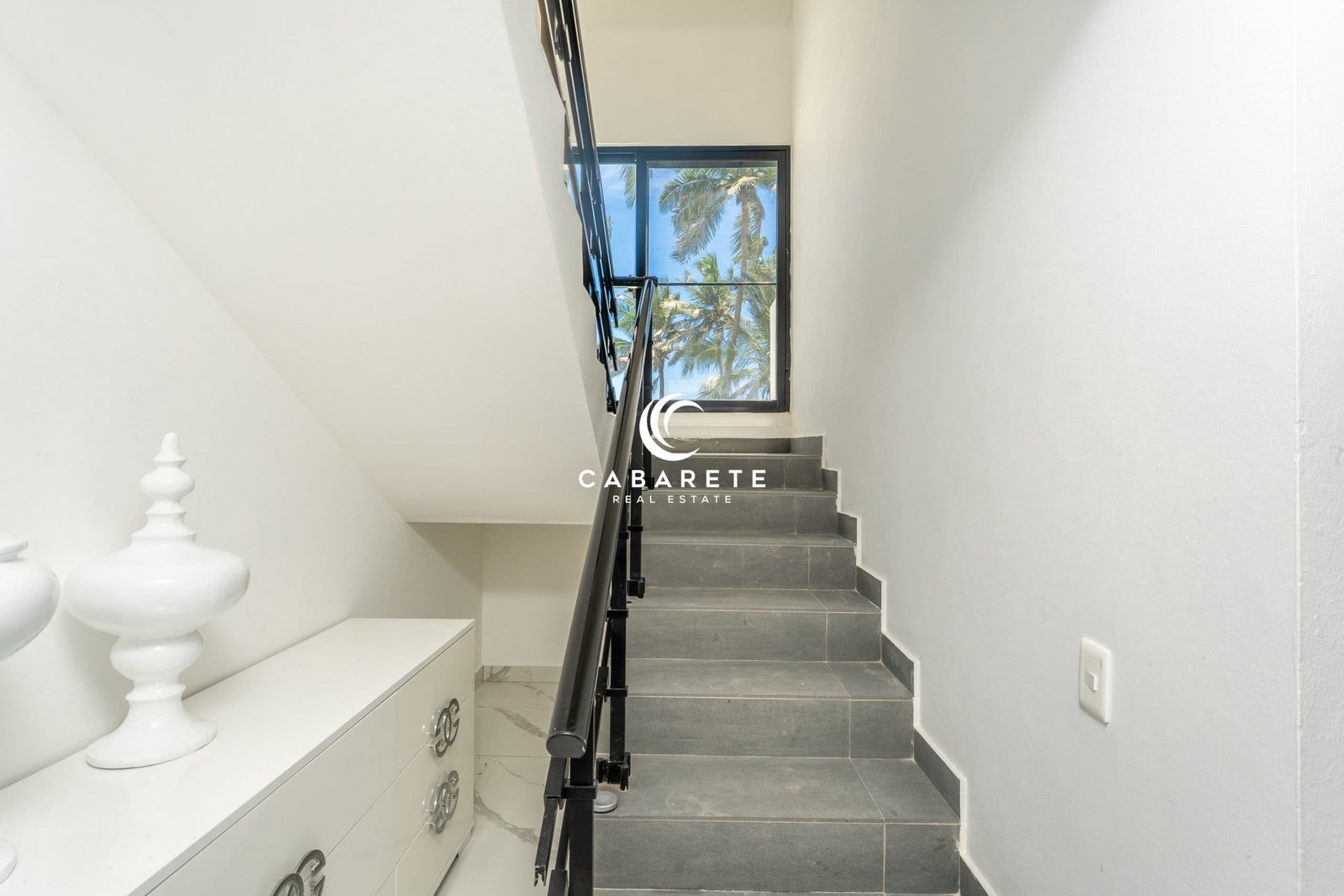 4 Bedroom Villa For Sale Cabarete East StairCase Escalier moderne dans une maison de 4 chambres en bord de mer à vendre à Cabarete, Puerto Plata, mettant en valeur le design épuré et la lumière naturelle.