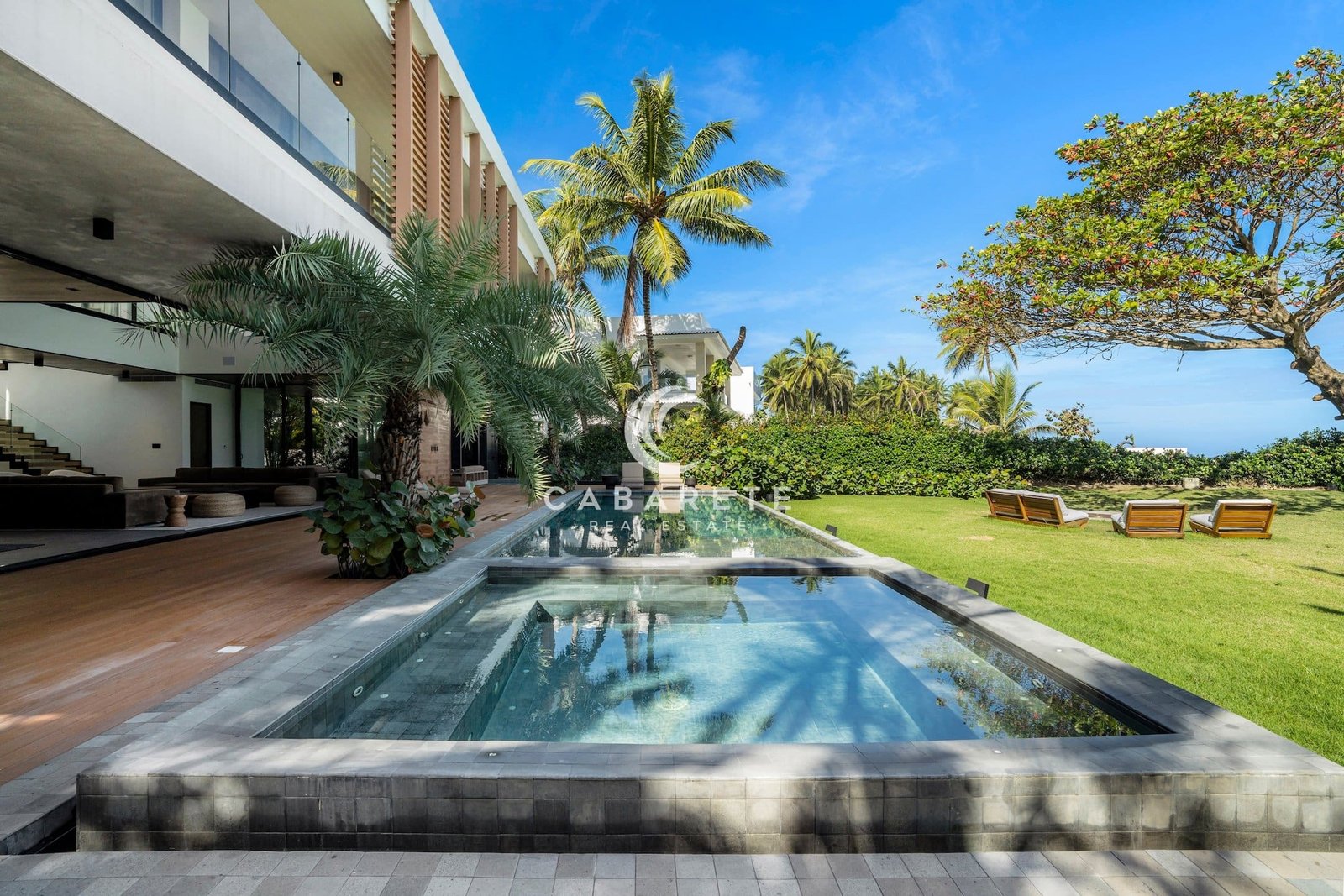 Timeless Beachfront Luxury Villa Timeless Beachfront Luxury Villa