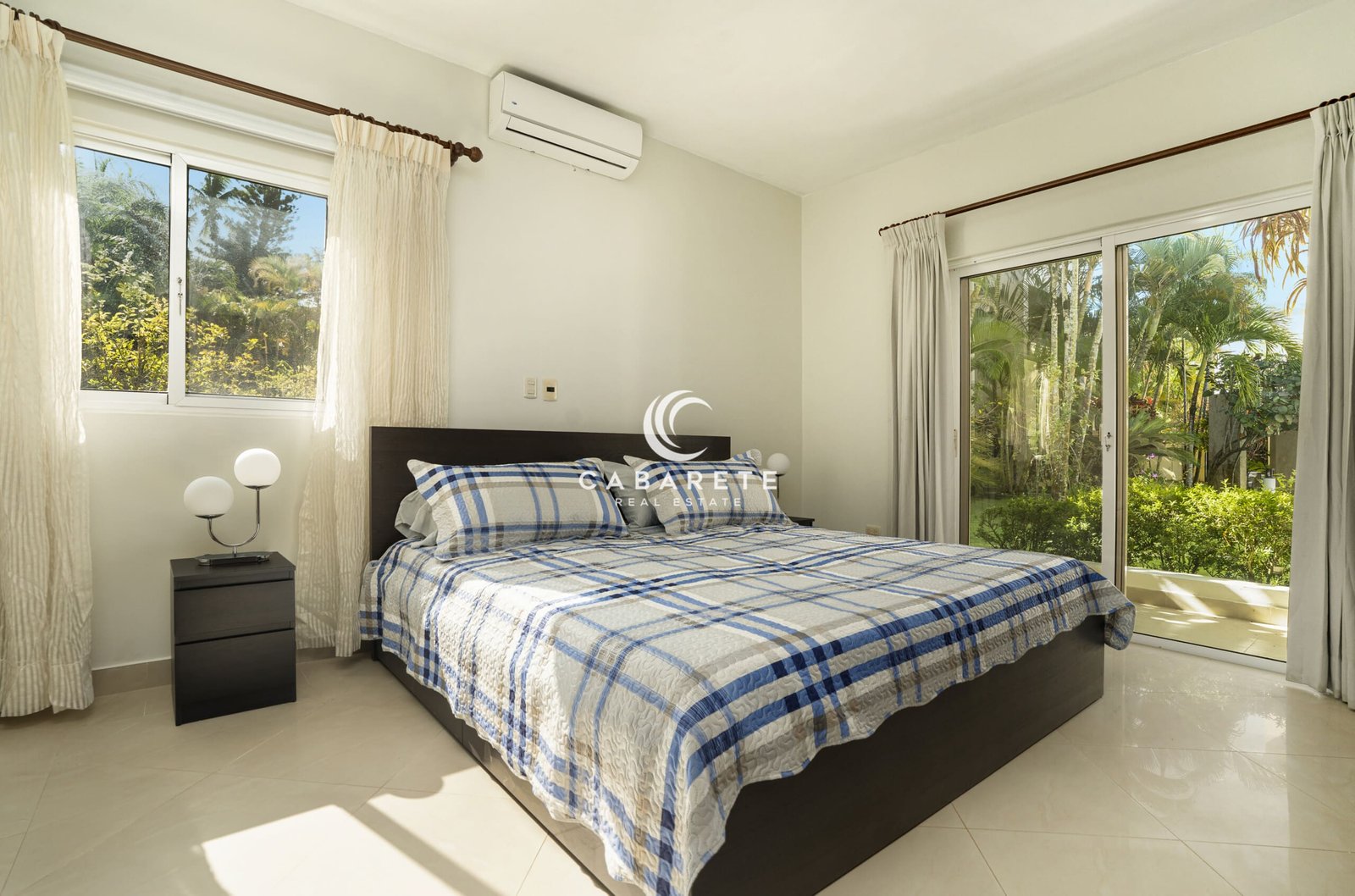 Master Bedroom with Kingsize Bed in Garden Condo Pro Cab