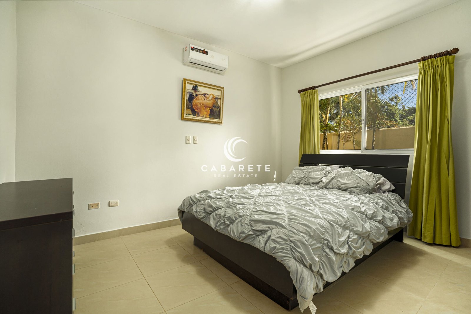 Second Bedroom with Queen size Bed in Garden Condo Pro Cab
