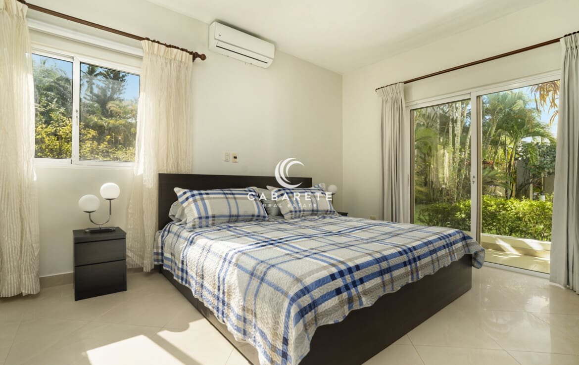 Master Bedroom with Kingsize Bed in Garden Condo Pro Cab 1170x738
