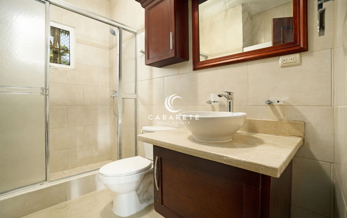 Second Bathroom in Garden Condo Pro Cab.jpg 1170x738